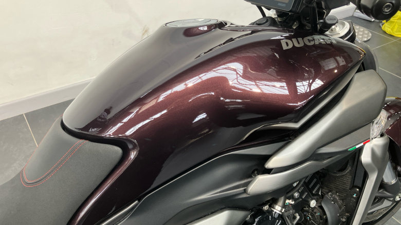 Ducati X Diavel V4 Burning Red (25MY)